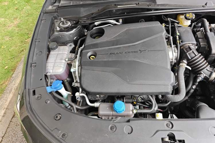 Used CHANGAN UNI-V 2025 1.5T 500Bar Prestige Sporty Version Engine Bay Right