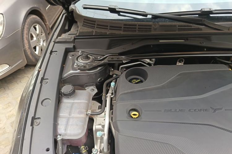 Used CHANGAN UNI-V 2025 1.5T 500Bar Prestige Version Engine Bay Right