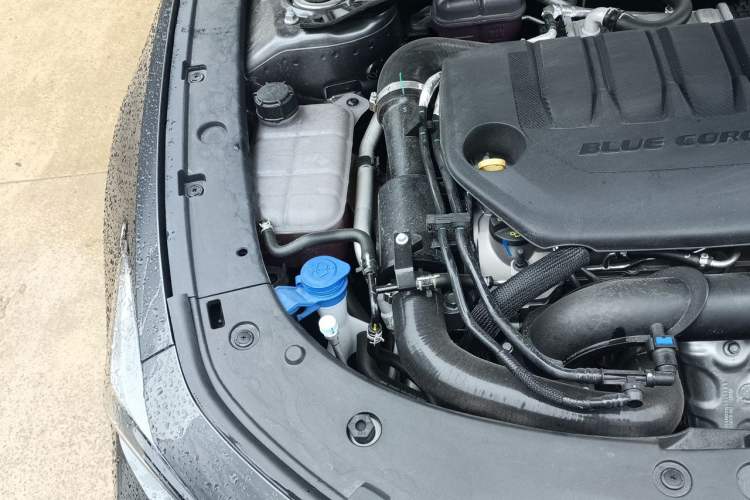 Used CHANGAN UNI-V 2025 Model Third-Generation 2.0T Dynamic Edition Engine Bay Right