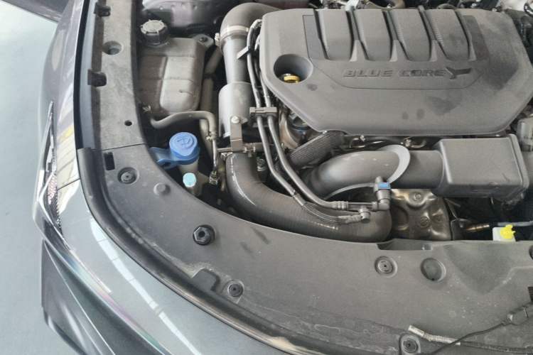 Used CHANGAN UNI-V 2025 Model Third-Generation 2.0T Dynamic Edition Engine Bay Right