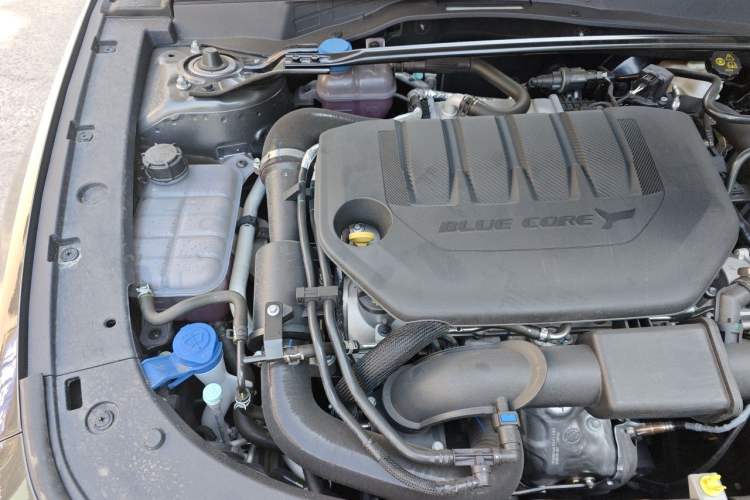 Used CHANGAN UNI-V 2025 Model Third-Generation 2.0T Dynamic Edition Engine Bay Right
