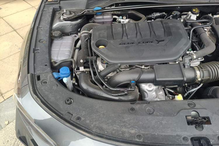 Used CHANGAN UNI-V 2025 Model Third-Generation 2.0T Dynamic Edition Engine Bay Right