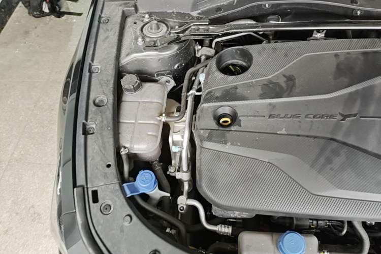 Used CHANGAN UNI-V 2025 Model Third-Generation 1.5T 500Bar Prestige Sports Edition Engine Bay Right