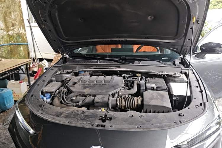 Used CHANGAN UNI-V 2025 Model Third-Generation 2.0T Dynamic Edition Engine Bay