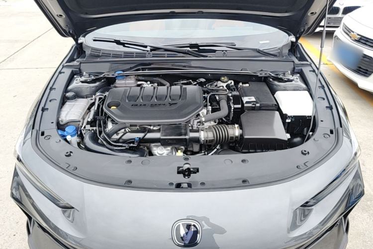 Used CHANGAN UNI-V 2025 Model Third-Generation 2.0T Dynamic Edition Engine Bay