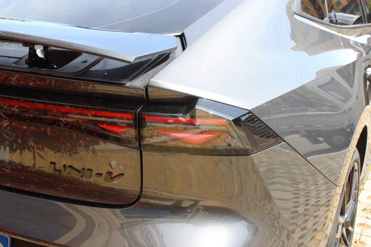 Used CHANGAN UNI-V 2025 Model Third-Generation 2.0T Dynamic Edition Exterior 3