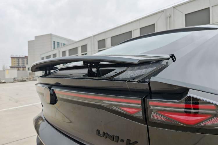 Used CHANGAN UNI-V 2025 Model Third-Generation 2.0T Dynamic Edition Exterior 6