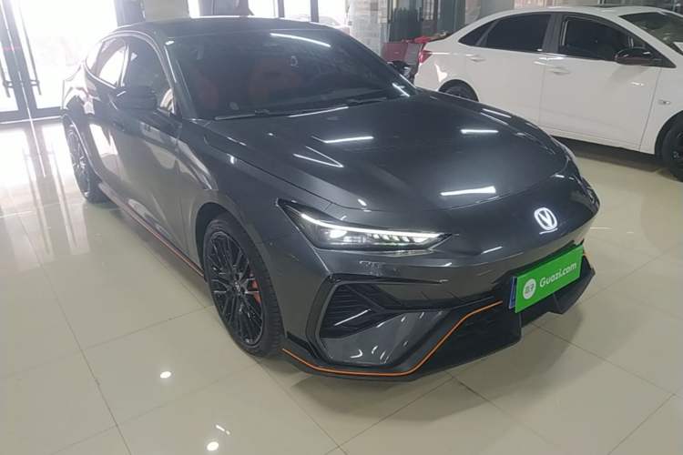 Used CHANGAN UNI-V 2025 Model Third-Generation 2.0T Dynamic Edition Front Right 45 Deg