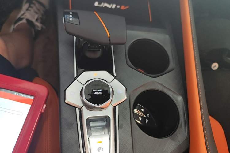 Used CHANGAN UNI-V 2025 1.5T 500Bar High-Energy Sport Edition Gear Lever