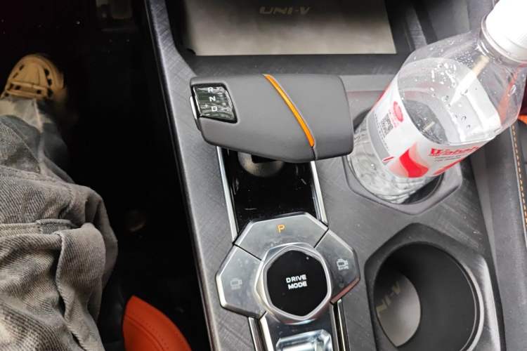 Used CHANGAN UNI-V 2025 1.5T 500Bar Prestige Sporty Version Gear Lever