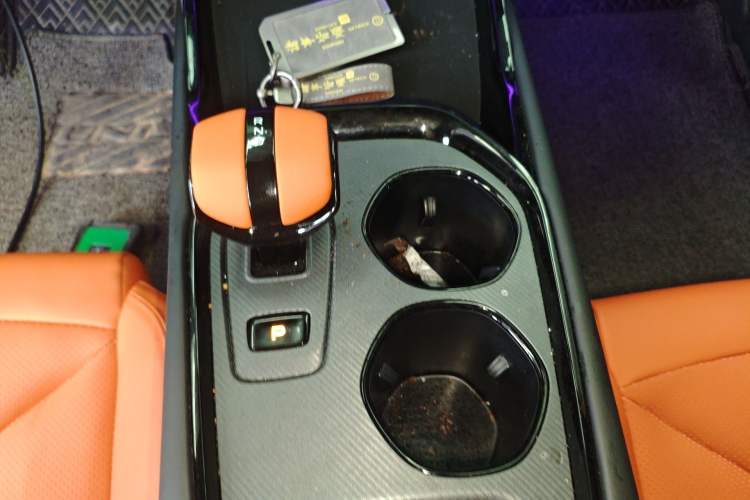 Used CHANGAN UNI-V 2025 Model Third-Generation 2.0T Dynamic Edition Gear Lever