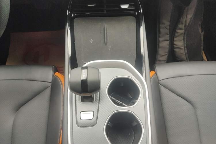 Used CHANGAN UNI-V 2025 Model Third-Generation 1.5T 500Bar Prestige Edition Gear Lever