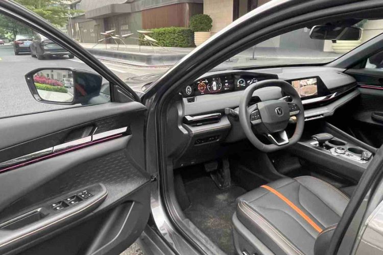 Used CHANGAN UNI-V 2025 1.5T 500Bar Prestige Version Interior 2