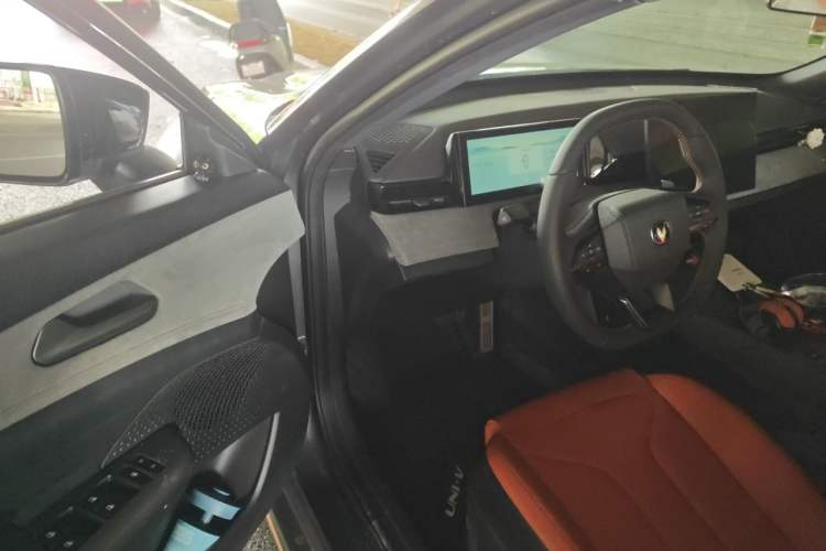 Used CHANGAN UNI-V 2025 Model Third-Generation 2.0T Dynamic Edition Interior 3
