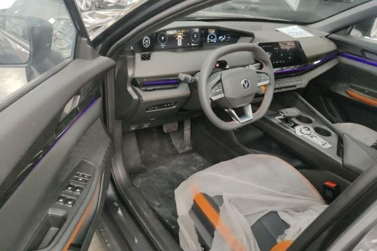 Used CHANGAN UNI-V 2025 1.5T 500Bar High-Energy Version Interior 3