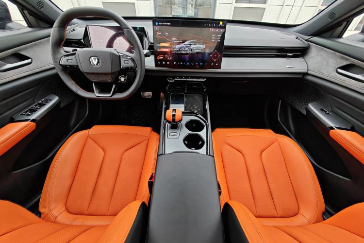 Used CHANGAN UNI-V 2025 Model Third-Generation 2.0T Dynamic Edition Interior 4