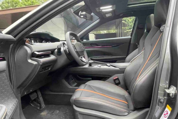 Used CHANGAN UNI-V 2025 1.5T 500Bar Prestige Version Interior 4