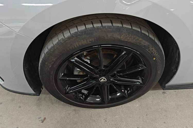 Used CHANGAN UNI-V 2025 1.5T 500Bar High-Energy Version Left Front Wheel Hub