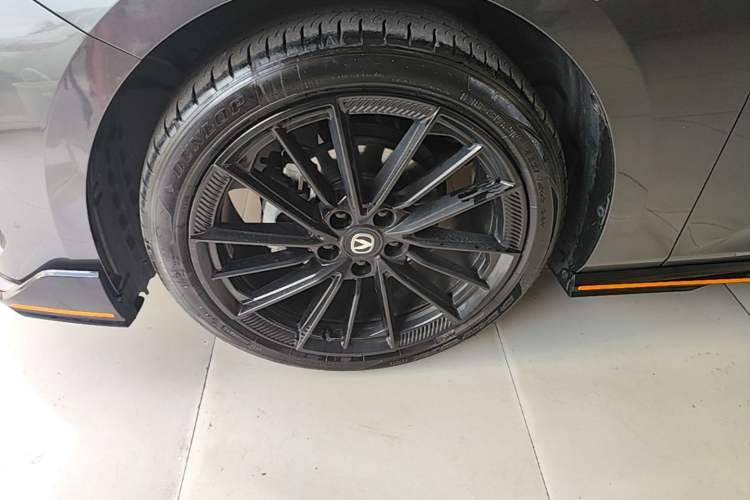 Used CHANGAN UNI-V 2025 1.5T 500Bar High-Energy Sport Edition Left Front Wheel Hub