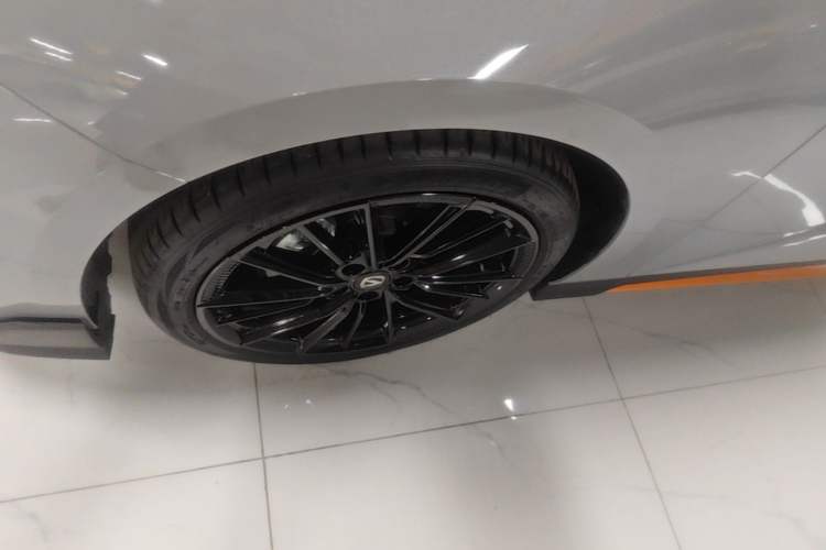 Used CHANGAN UNI-V 2025 1.5T 500Bar Prestige Sporty Version Left Front Wheel Hub