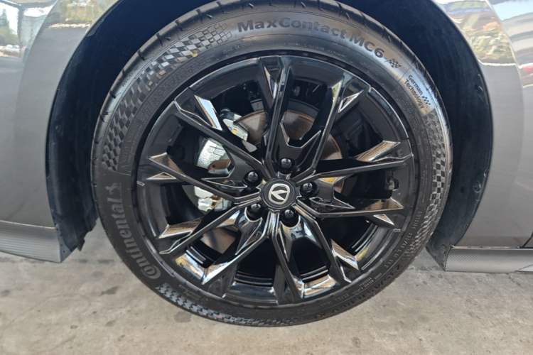 Used CHANGAN UNI-V 2025 1.5T 500Bar Prestige Version Left Front Wheel Hub