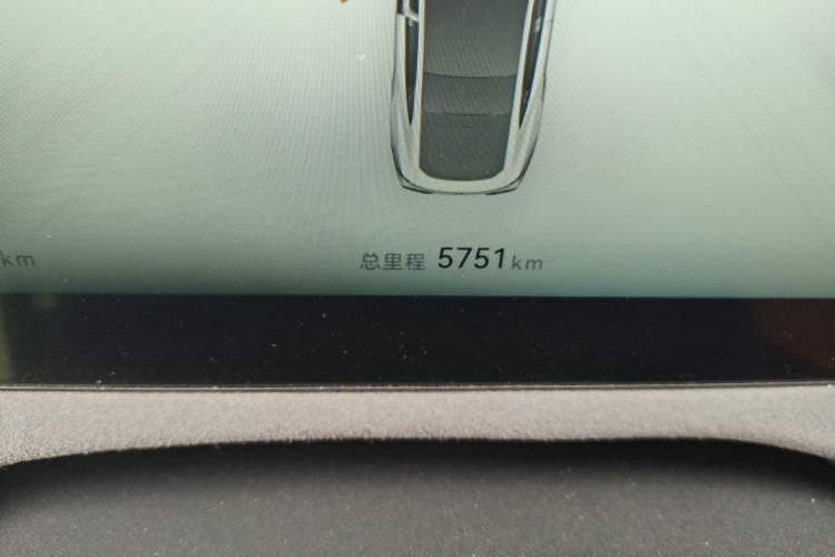 Used CHANGAN UNI-V 2025 Model Third-Generation 2.0T Dynamic Edition Odometer Close Up