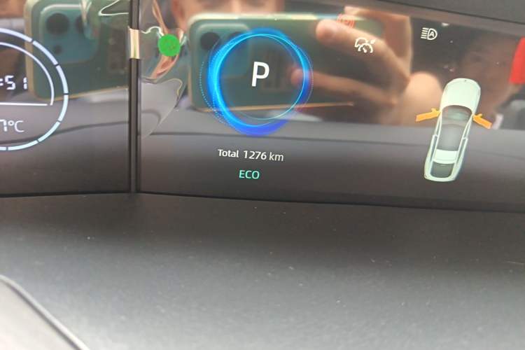 Used CHANGAN UNI-V 2025 1.5T 500Bar Prestige Version Odometer Close Up