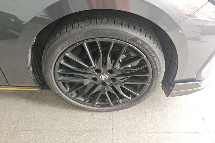 Used CHANGAN UNI-V 2025 Model Third-Generation 1.5T 500Bar Prestige Sports Edition Right Front Wheel Hub