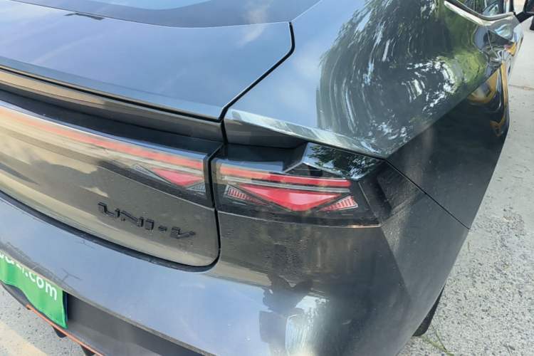 Used CHANGAN UNI-V 2025 Model Third-Generation 2.0T Dynamic Edition Right Rear Taillight