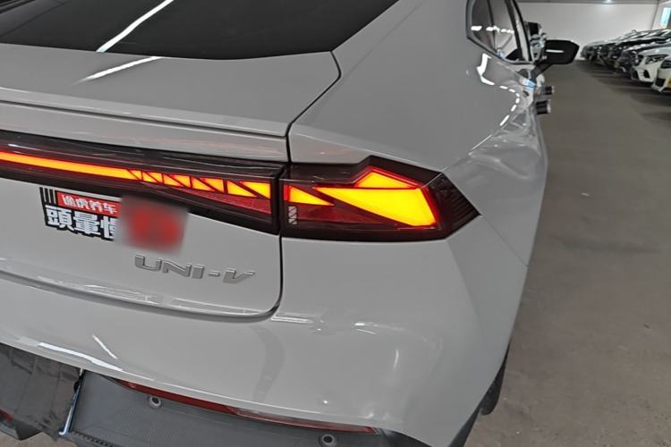 Used CHANGAN UNI-V 2025 1.5T 500Bar High-Energy Version Right Rear Taillight