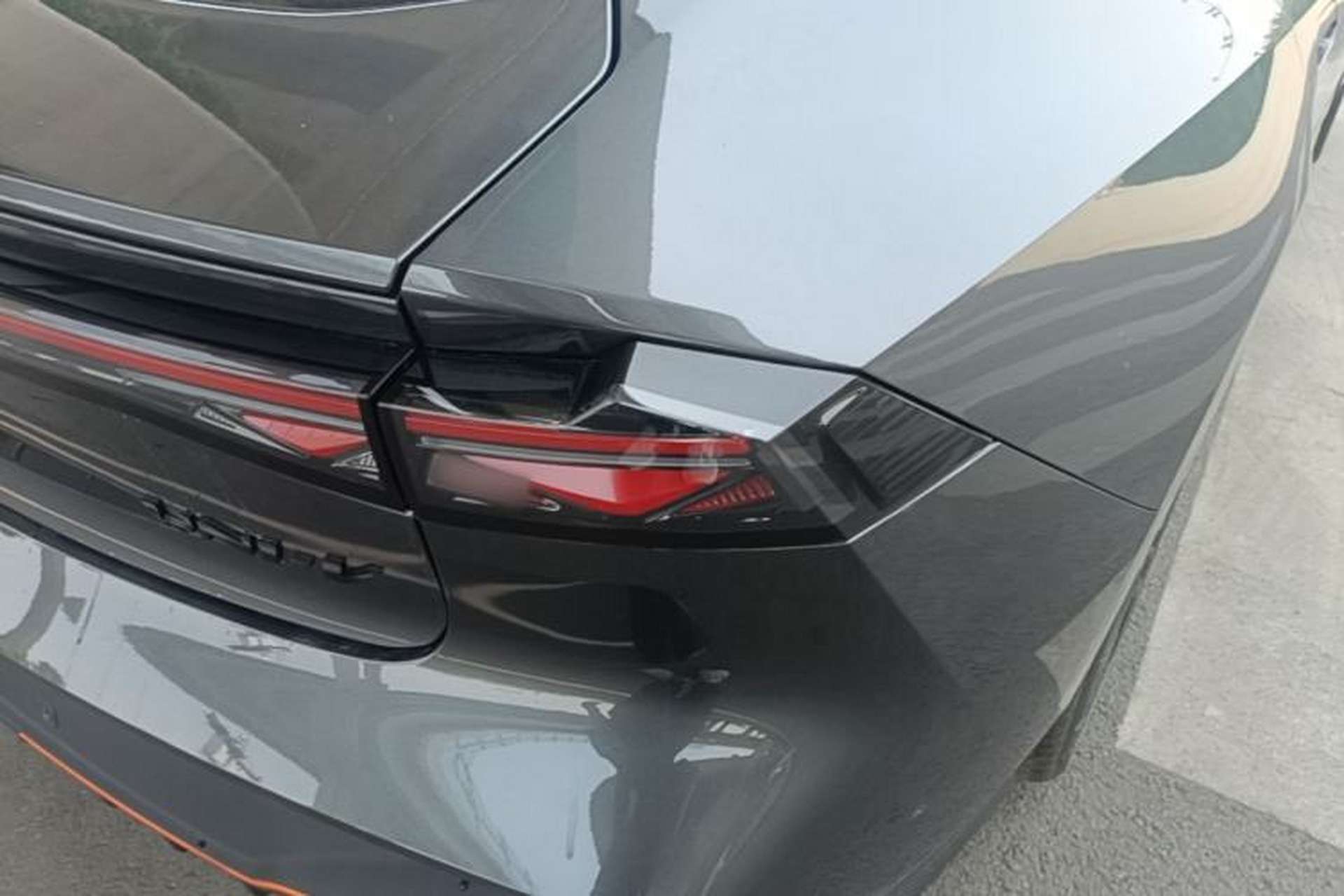 Used CHANGAN UNI-V 2025 Model Third-Generation 2.0T Dynamic Edition Right Rear Taillight