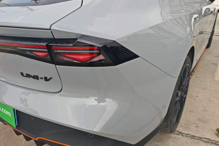 Used CHANGAN UNI-V 2025 Model Third-Generation 2.0T Dynamic Edition Right Rear Taillight