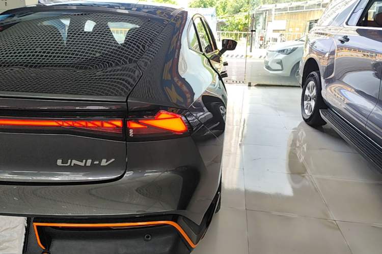 Used CHANGAN UNI-V 2025 1.5T 500Bar High-Energy Sport Edition Right Rear Taillight