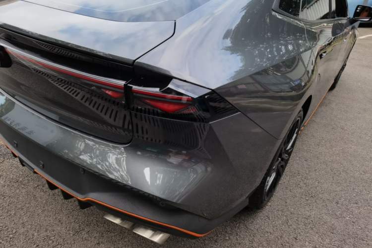 Used CHANGAN UNI-V 2025 Model Third-Generation 2.0T Dynamic Edition Right Rear Taillight