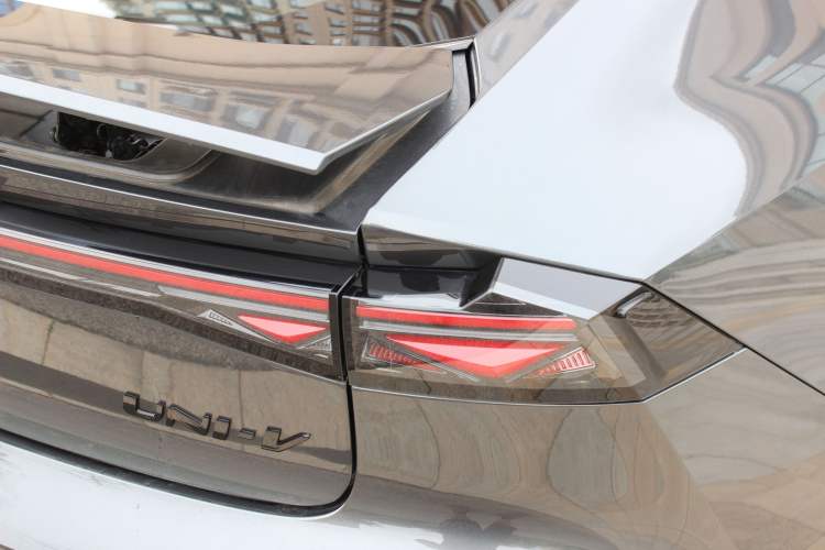 Used CHANGAN UNI-V 2025 Model Third-Generation 2.0T Dynamic Edition Right Rear Taillight