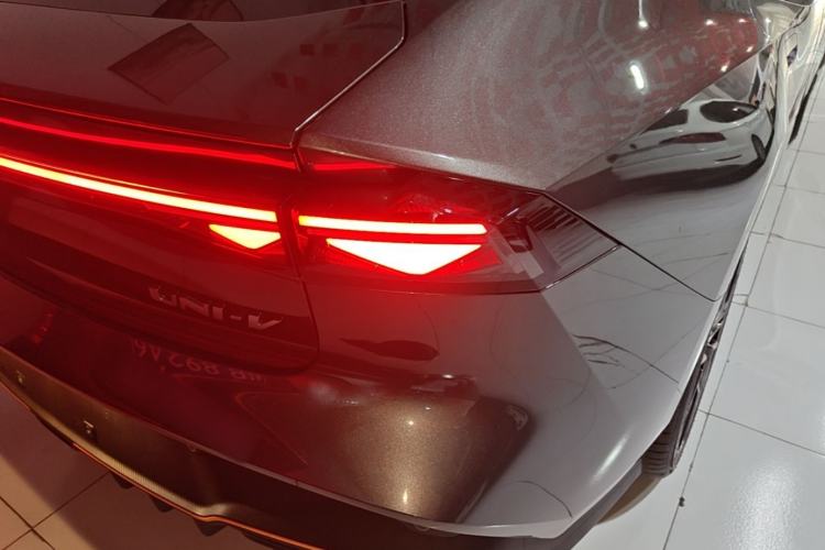 Used CHANGAN UNI-V 2025 Model Third-Generation 1.5T 500Bar Prestige Sports Edition Right Rear Taillight