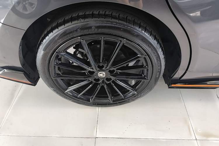 Used CHANGAN UNI-V 2025 1.5T 500Bar High-Energy Sport Edition Right Rear Wheel Hub