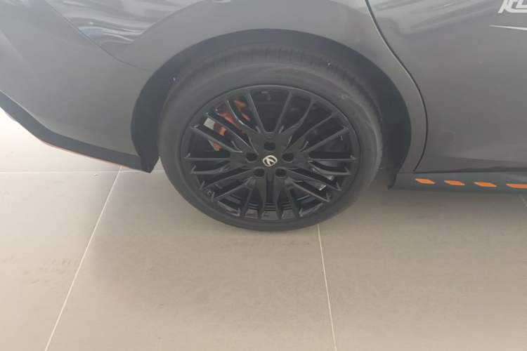Used CHANGAN UNI-V 2025 Model Third-Generation 2.0T Dynamic Edition Right Rear Wheel Hub