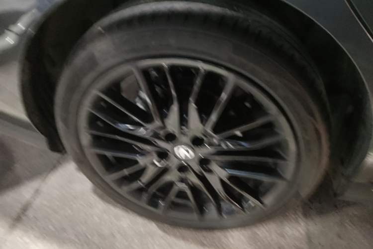 Used CHANGAN UNI-V 2025 Model Third-Generation 1.5T 500Bar Prestige Sports Edition Right Rear Wheel Hub