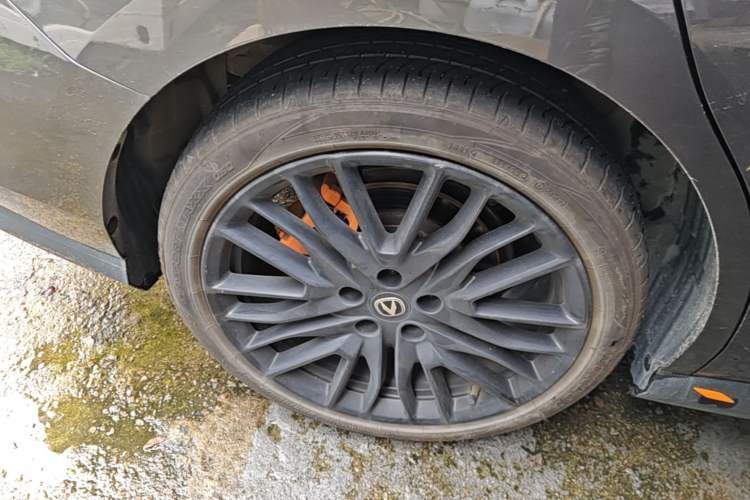 Used CHANGAN UNI-V 2025 Model Third-Generation 2.0T Dynamic Edition Right Rear Wheel Hub
