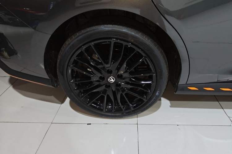 Used CHANGAN UNI-V 2025 Model Third-Generation 1.5T 500Bar Prestige Sports Edition Right Rear Wheel Hub