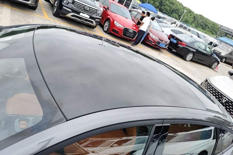 Used CHANGAN UNI-V 2025 Model Third-Generation 2.0T Dynamic Edition Roof