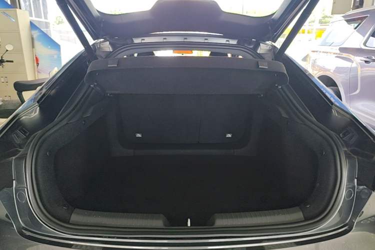 Used CHANGAN UNI-V 2025 1.5T 500Bar High-Energy Sport Edition Trunk