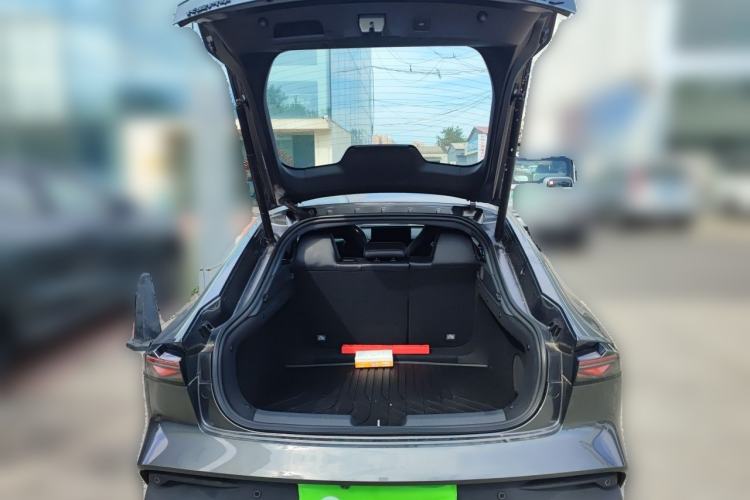 Used CHANGAN UNI-V 2025 Model Third-Generation 2.0T Dynamic Edition Trunk