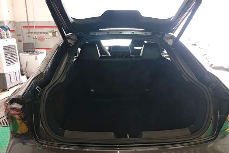 Used CHANGAN UNI-V 2025 Model Third-Generation 2.0T Dynamic Edition Trunk