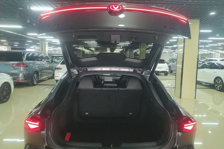 Used CHANGAN UNI-V 2025 Model Third-Generation 2.0T Dynamic Edition Trunk