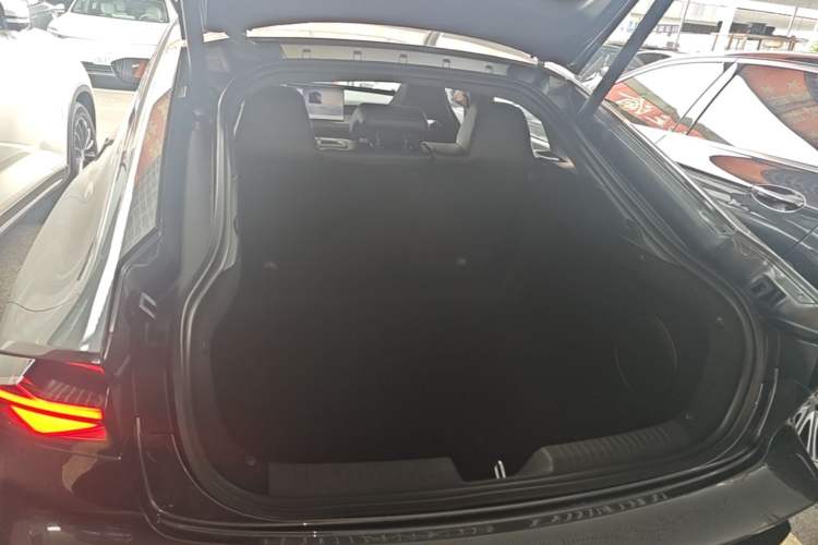 Used CHANGAN UNI-V 2025 Model Third-Generation 2.0T Dynamic Edition Trunk
