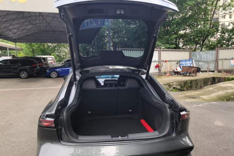 Used CHANGAN UNI-V 2025 Model Third-Generation 2.0T Dynamic Edition Trunk