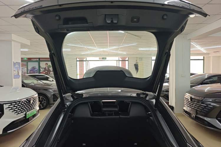 Used CHANGAN UNI-V 2025 Model Third-Generation 2.0T Dynamic Edition Trunk