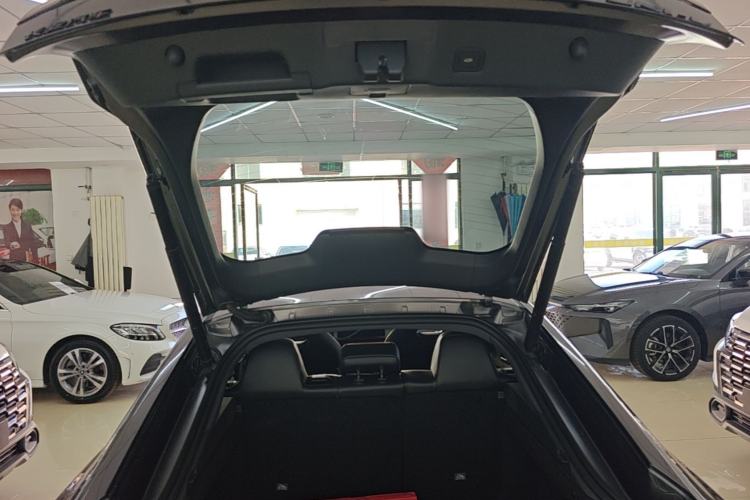 Used CHANGAN UNI-V 2025 Model Third-Generation 2.0T Dynamic Edition Trunk